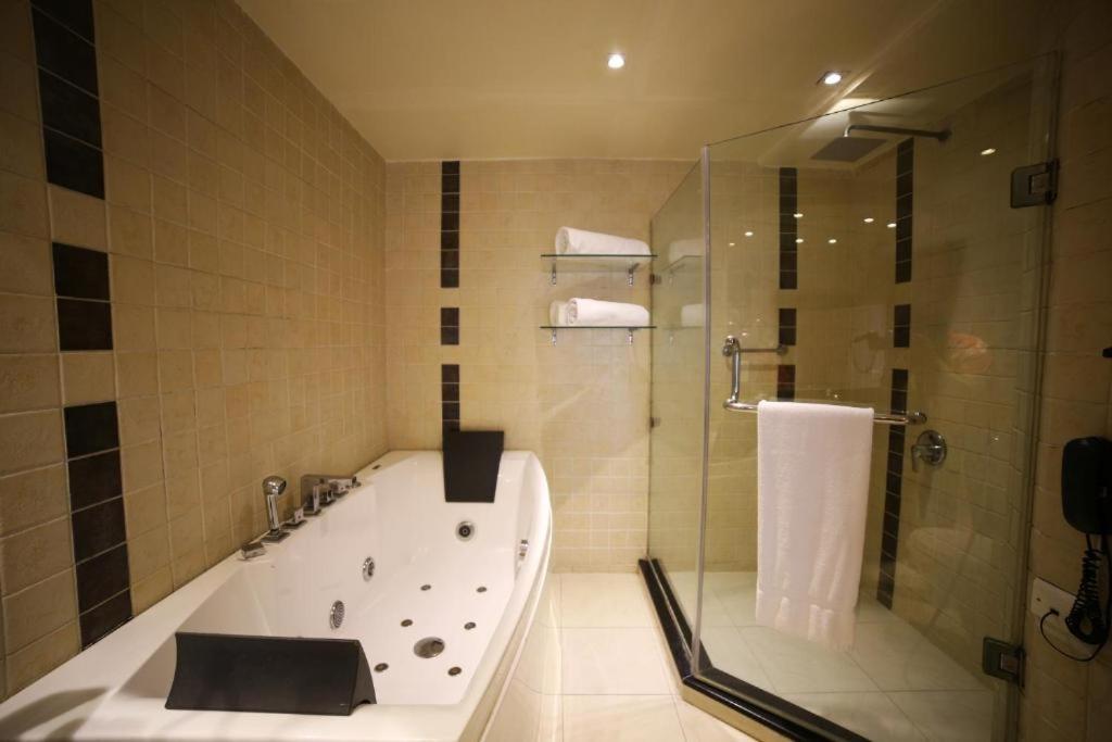 Park Lane Hotel Lahore Esterno foto