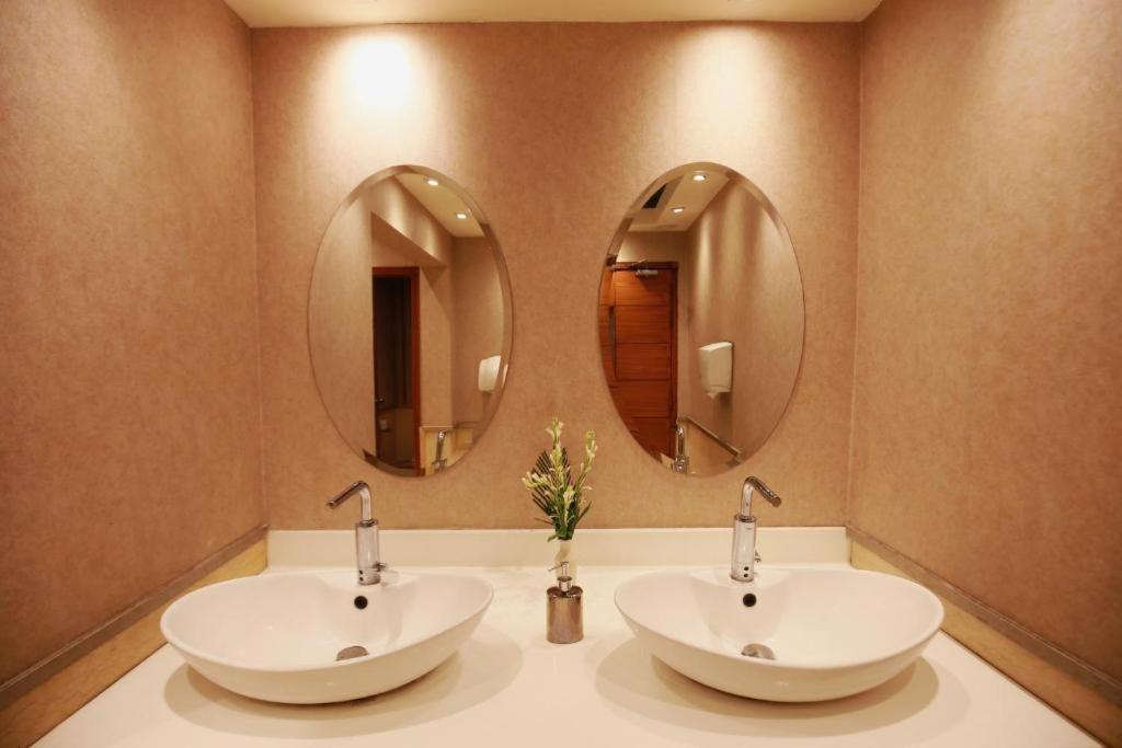 Park Lane Hotel Lahore Esterno foto